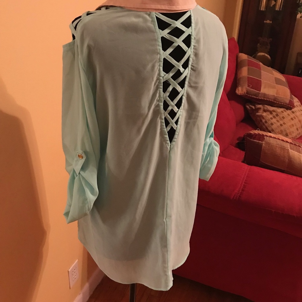 Beautiful Mint Colored Blouse. - Picture 3 of 6